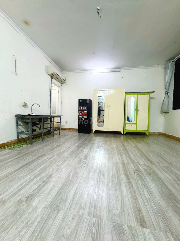 Super Pretty studio at a blue row - 25 M2 - full interior - sky windows