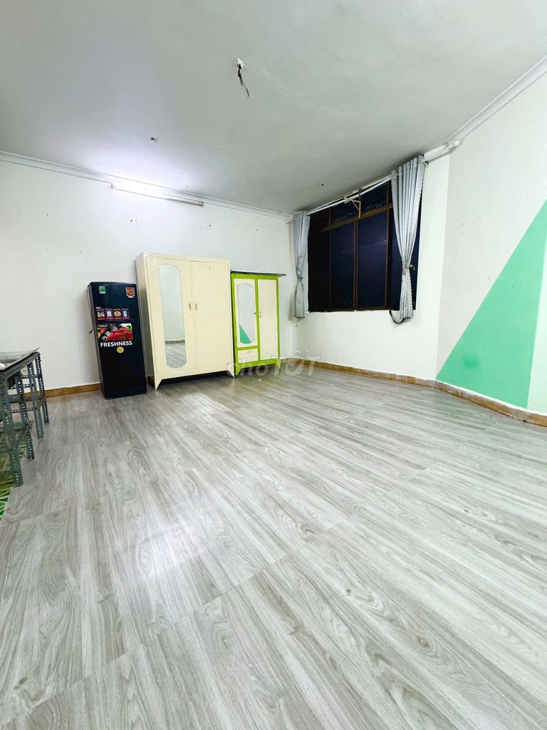 Super Pretty studio at a blue row - 25 M2 - full interior - sky windows