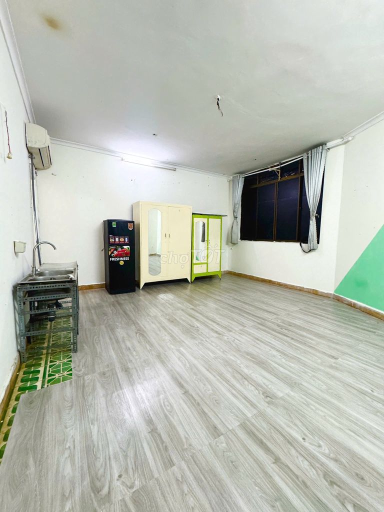 Super Pretty studio at a blue row - 25 M2 - full interior - sky windows