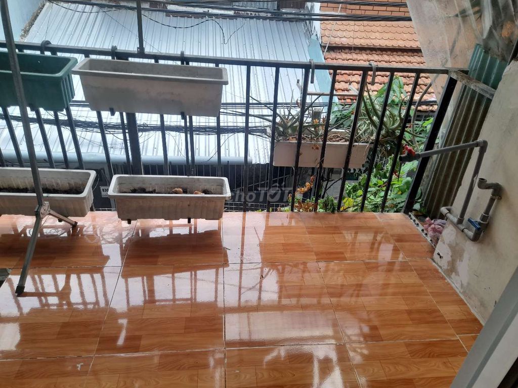 Rent a house. One floor. There's a balcony.