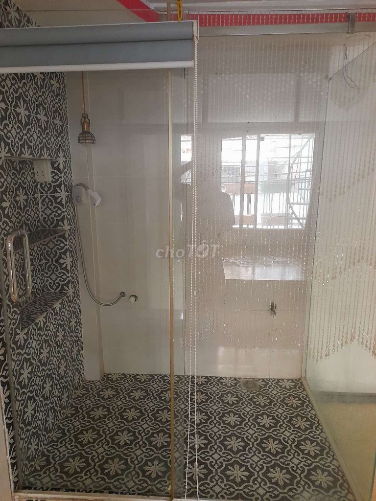 Rent a house. One floor. There's a balcony.