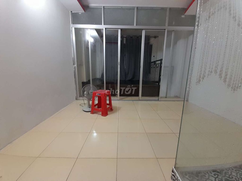 Rent a house. One floor. There's a balcony.