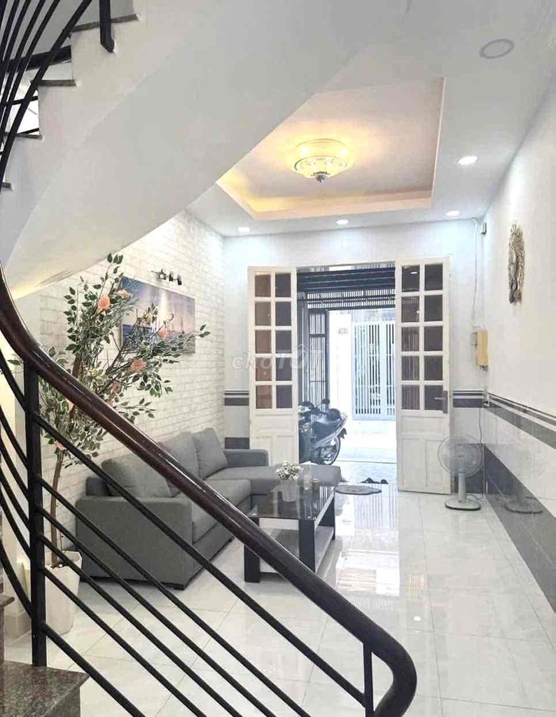 Rent three floors of Bùi Minh Trực Motors.