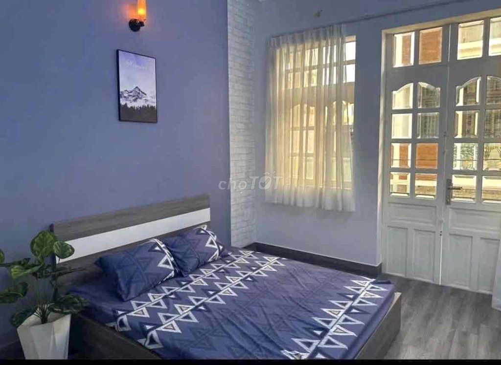 Rent three floors of Bùi Minh Trực Motors.