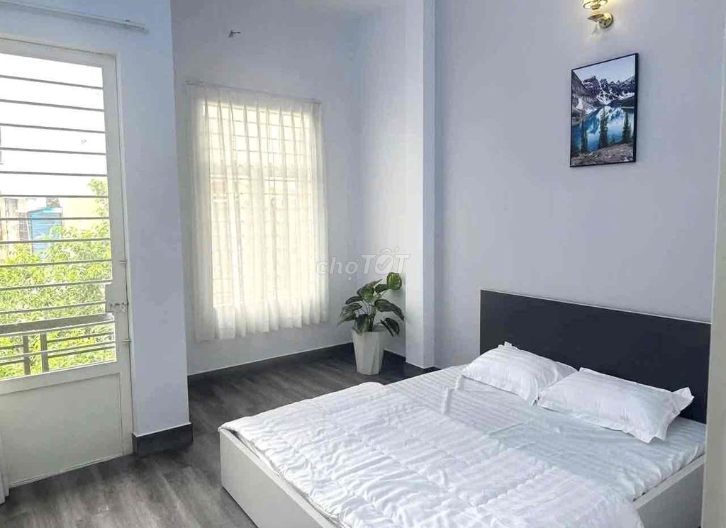 Rent three floors of Bùi Minh Trực Motors.
