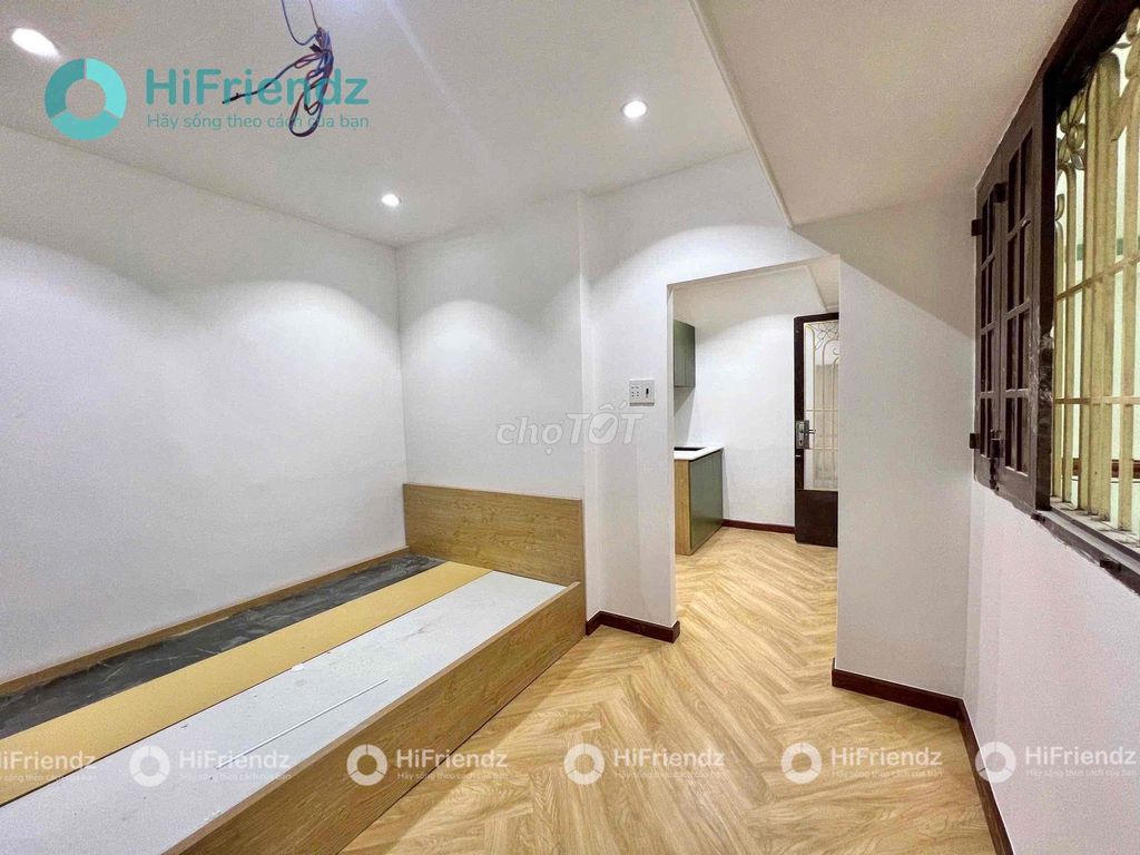 Room one, kitchen bedroom, sky windows open at the airport, etow