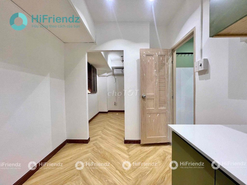 Room one, kitchen bedroom, sky windows open at the airport, etow