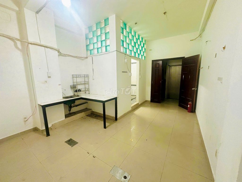 Studio 1 bedroom, kitchen, toilet.