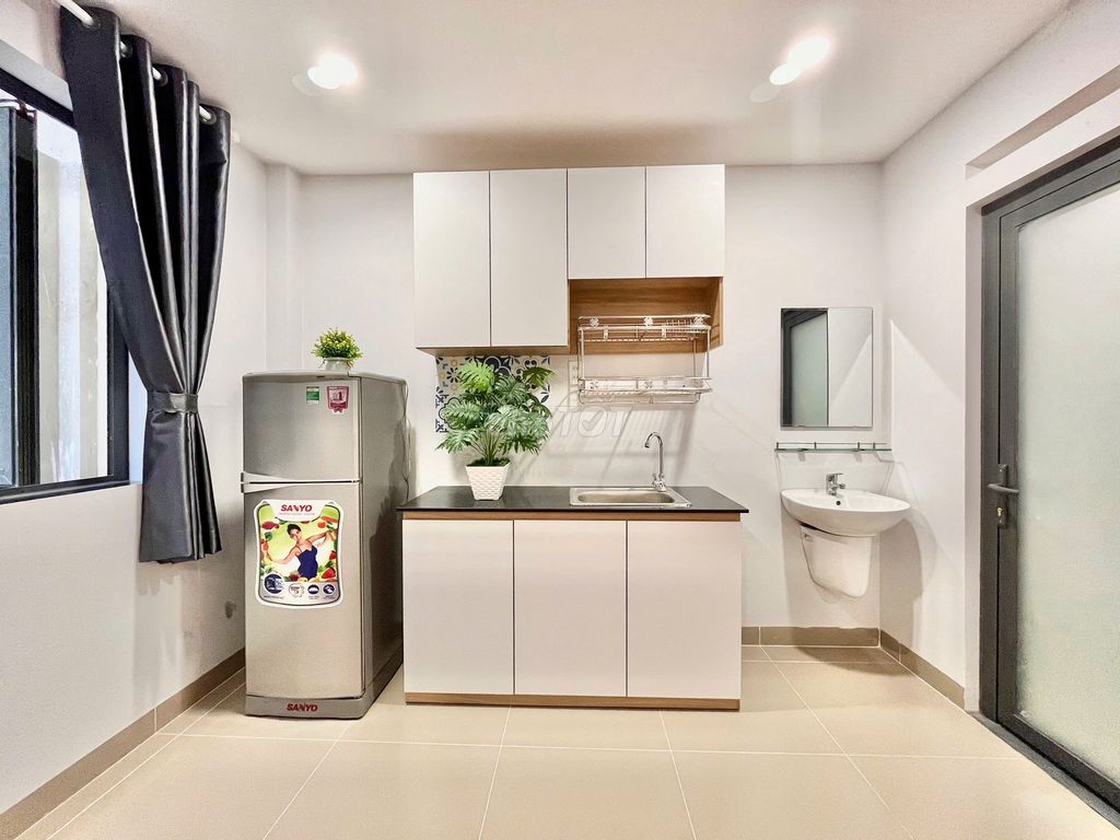 Super pretty studio right at the sound-bar -25 M2-full interior - machine sky windows