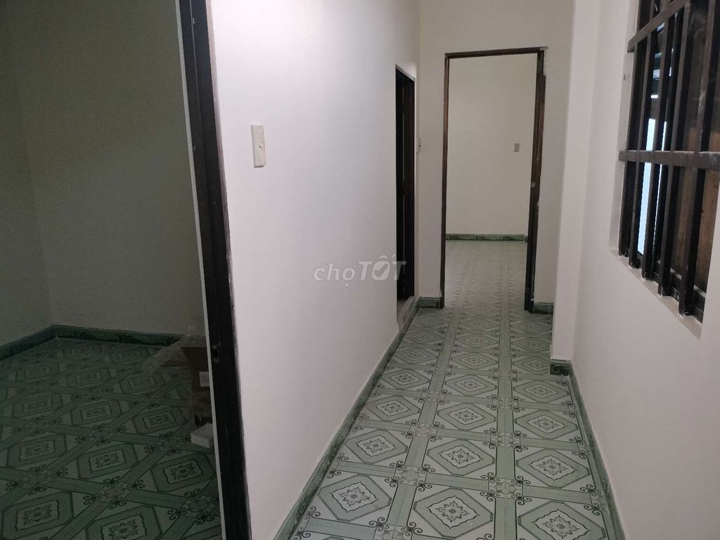 To rent a house. Nguyễn Ảnh Thủ. 400 M2 combined with 4 floors. Nice position.