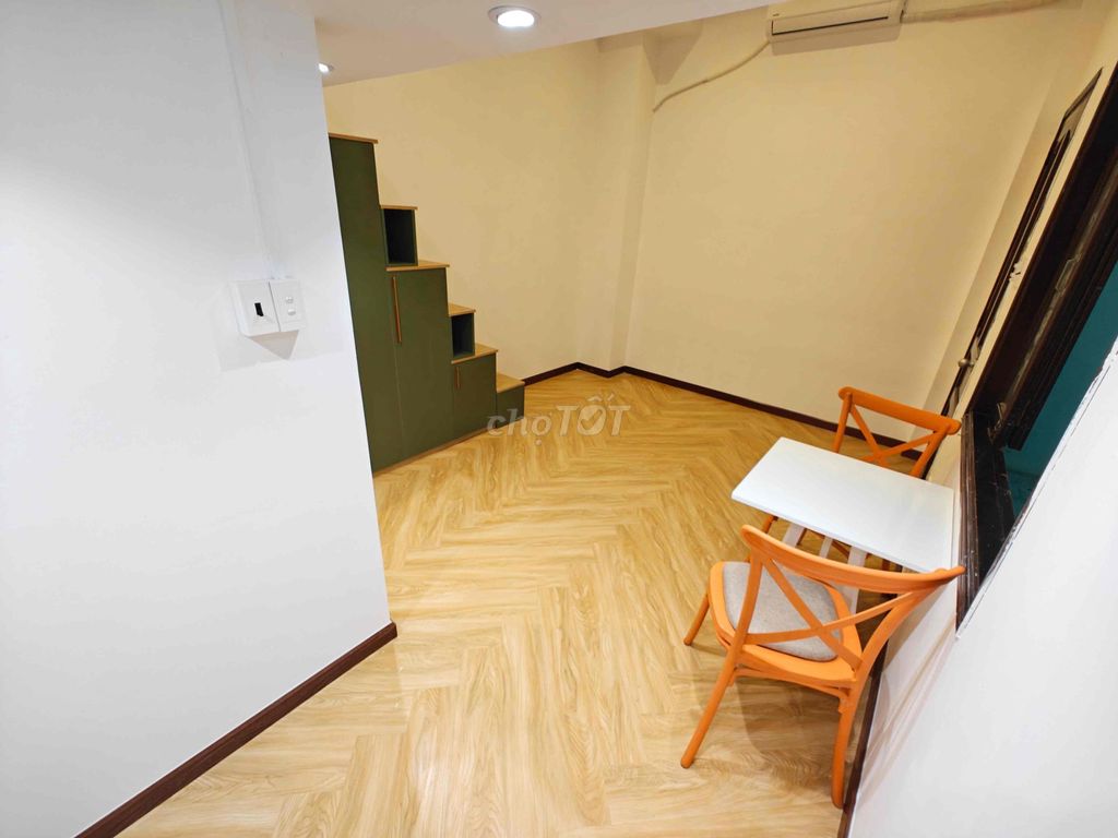 The student room has a full Ngay vòng xoay Hoàng Văn Thụ interior.