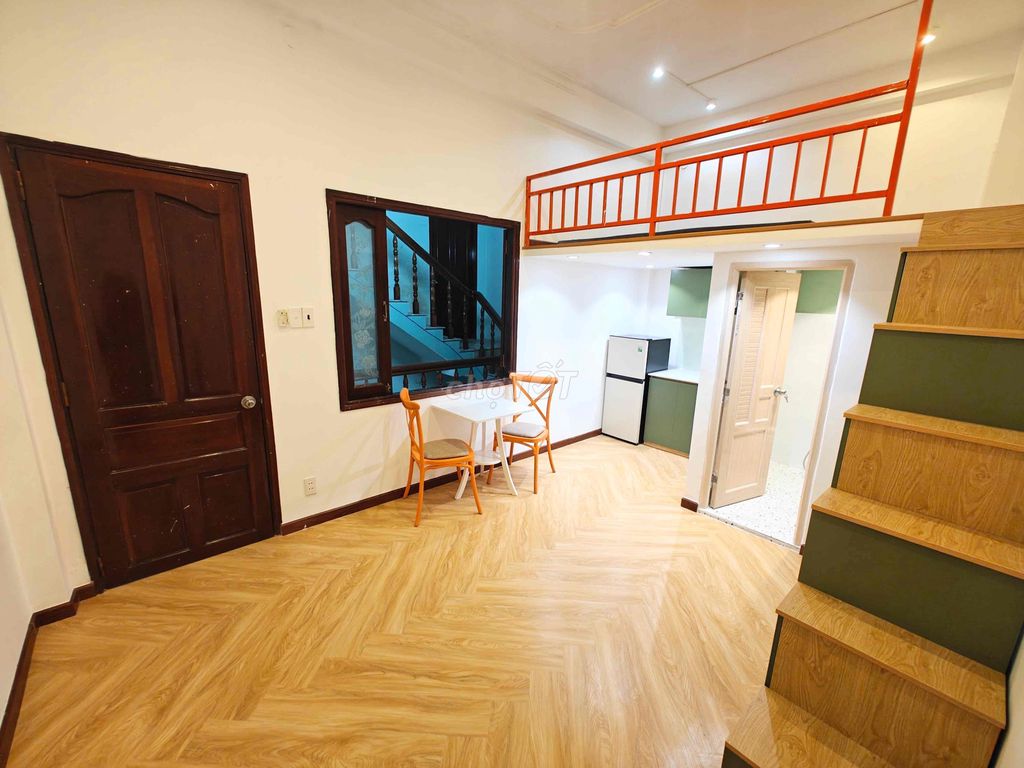 The student room has a full Ngay vòng xoay Hoàng Văn Thụ interior.