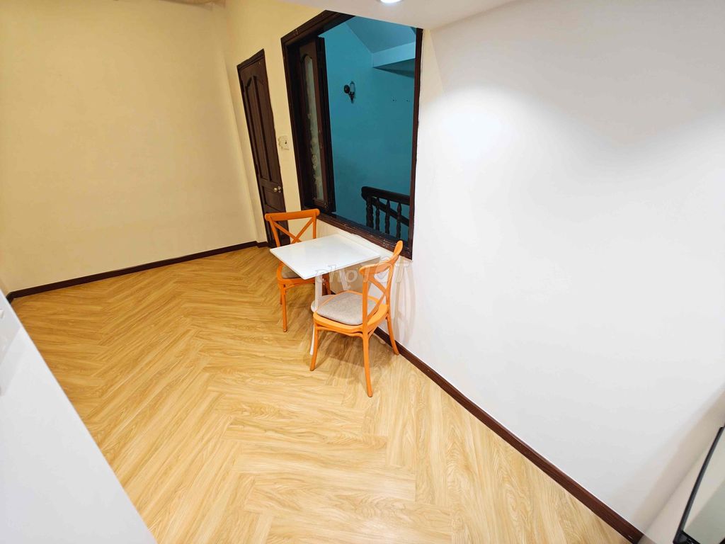 The student room has a full Ngay vòng xoay Hoàng Văn Thụ interior.