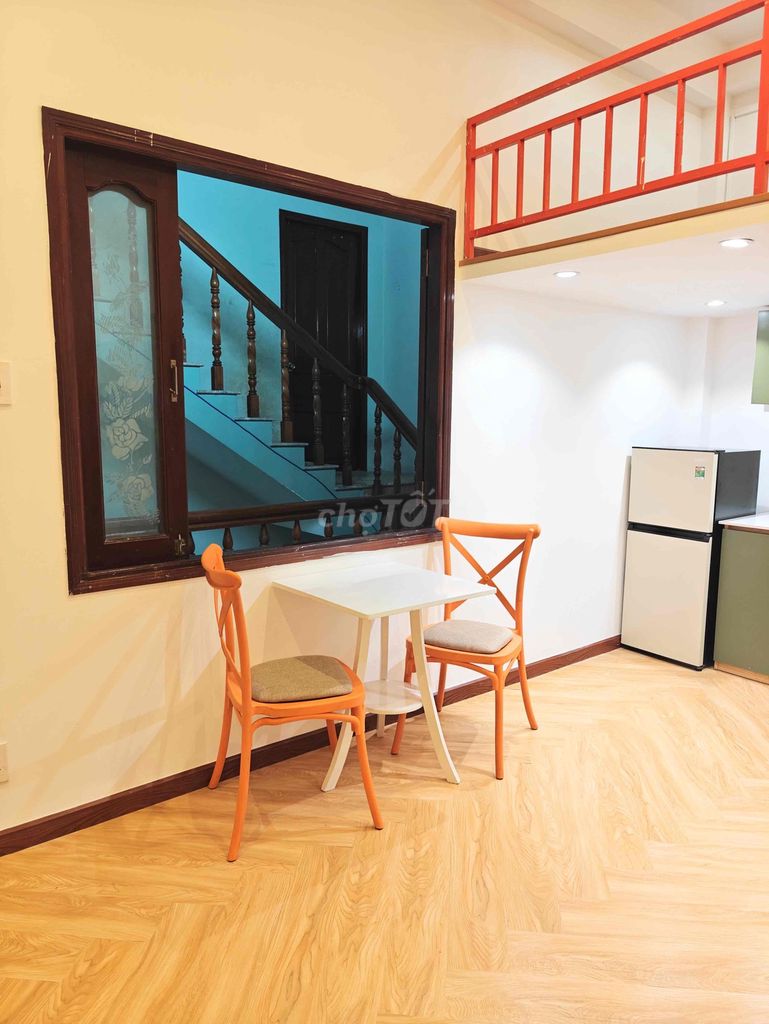 The student room has a full Ngay vòng xoay Hoàng Văn Thụ interior.