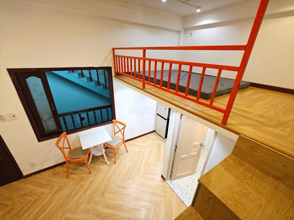 The student room has a full Ngay vòng xoay Hoàng Văn Thụ interior.