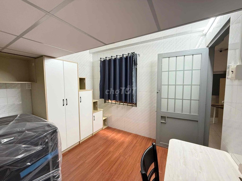 The students' room has full furniture just outside of Sad Su.