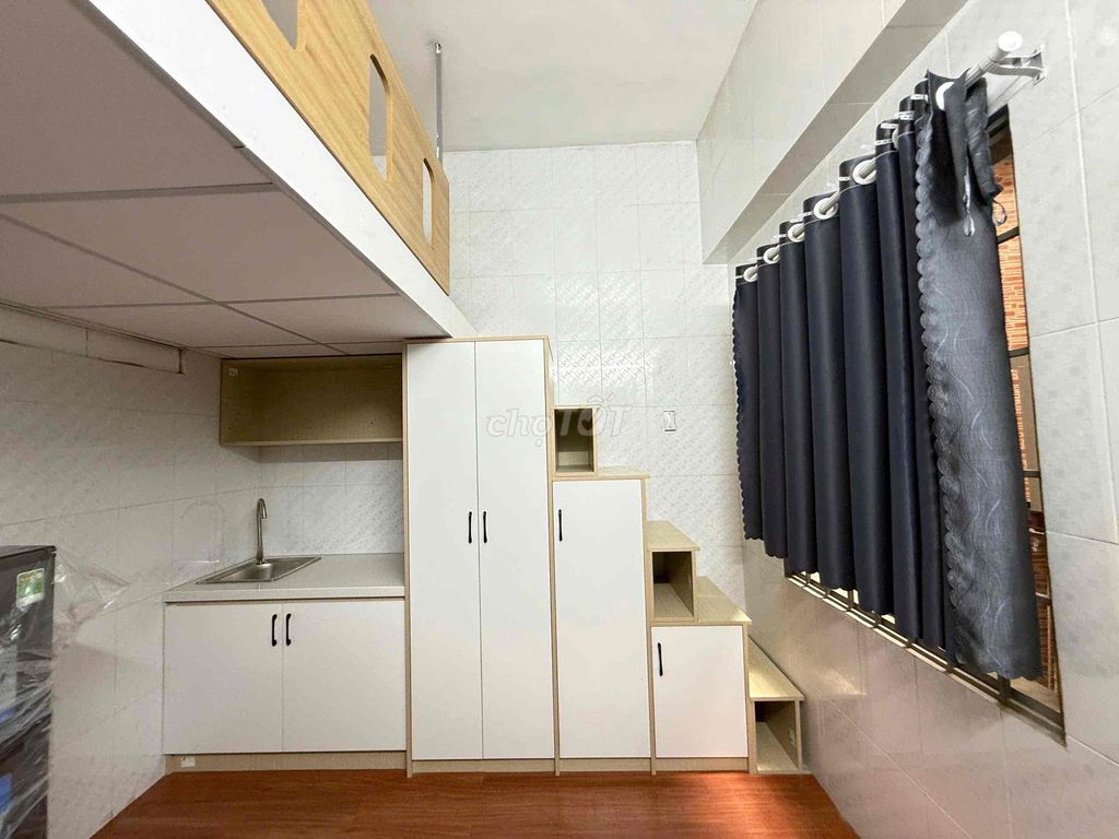 The students' room has full furniture just outside of Sad Su.