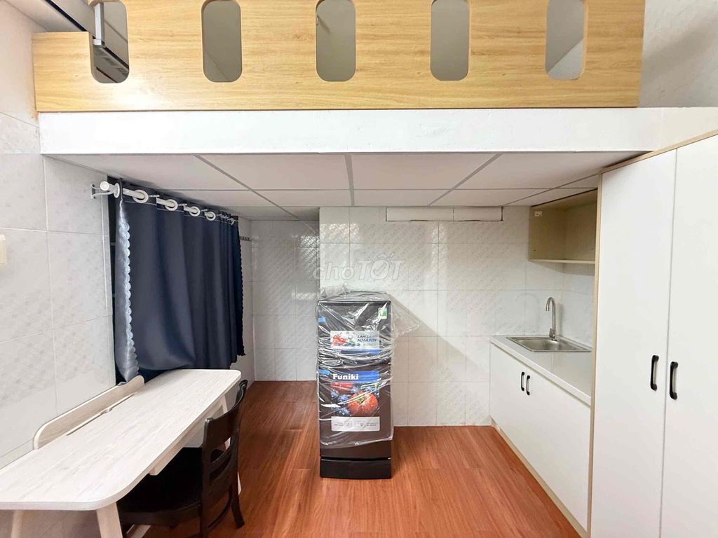 The students' room has full furniture just outside of Sad Su.