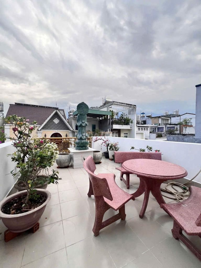 New four floors. 5 Linh Chiểu.