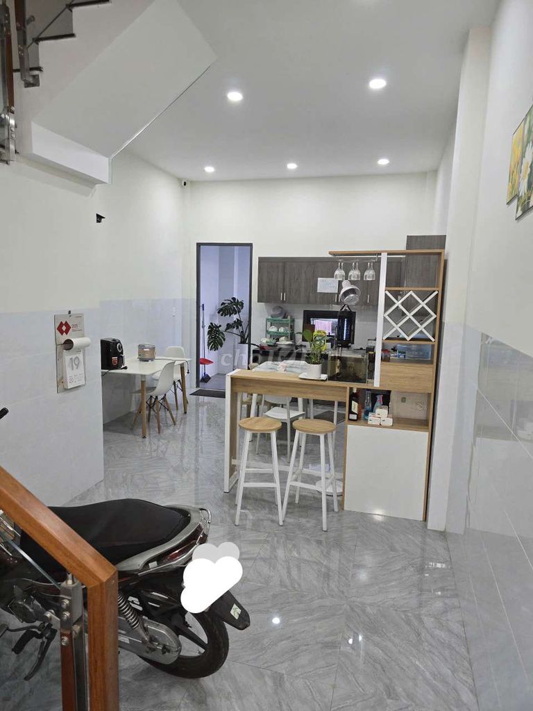 Rent a room near the University of Café, Power Force, District 12.
