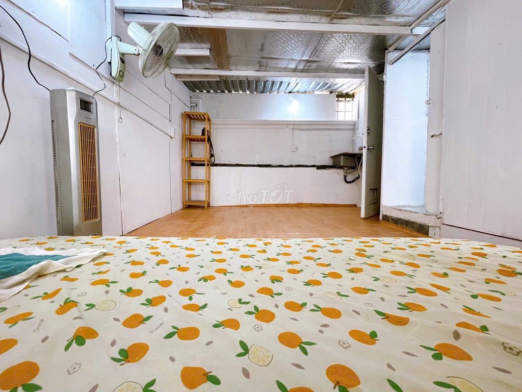 Clear the little studio right back at the staff academy - 20 M2 - sky windows