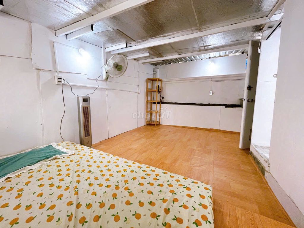 Clear the little studio right back at the staff academy - 20 M2 - sky windows