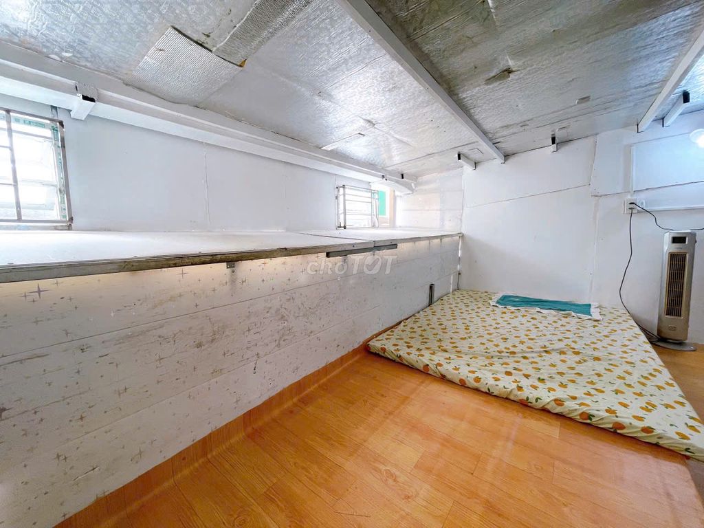 Clear the little studio right back at the staff academy - 20 M2 - sky windows