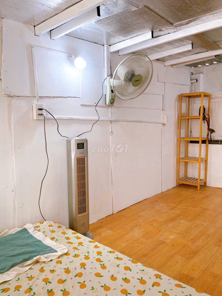 Clear the little studio right back at the staff academy - 20 M2 - sky windows