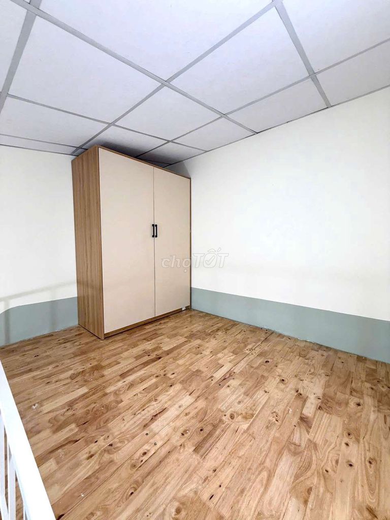 Dupinx's low-cost furniture room