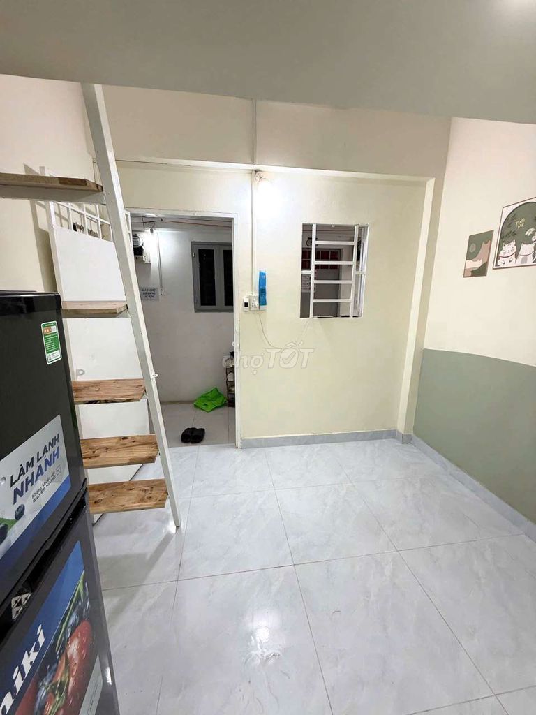 Dupinx's low-cost furniture room