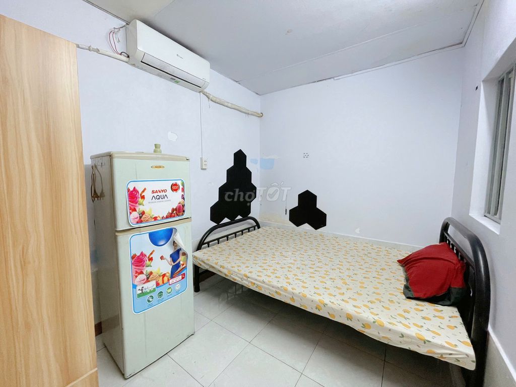 Pretty little studio right there on the bridge, down the blue row-full interior-free car