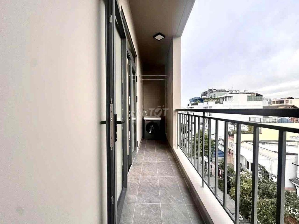 I'm renting a guard-room near a new balcony-building college.