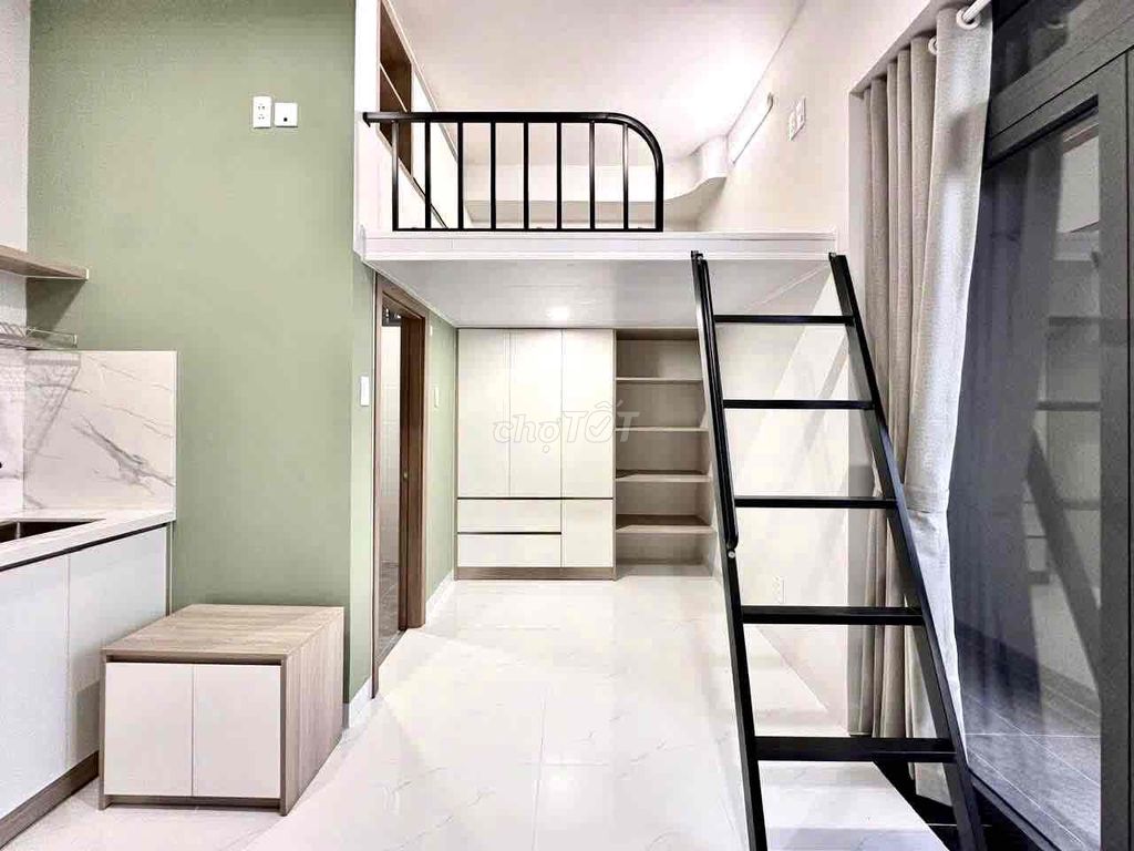 I'm renting a guard-room near a new balcony-building college.