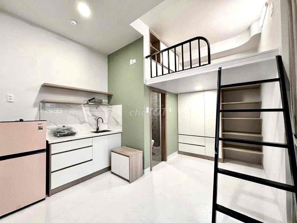 I'm renting a guard-room near a new balcony-building college.