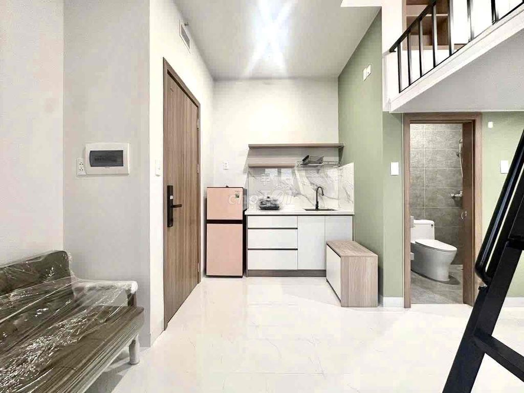 I'm renting a guard-room near a new balcony-building college.