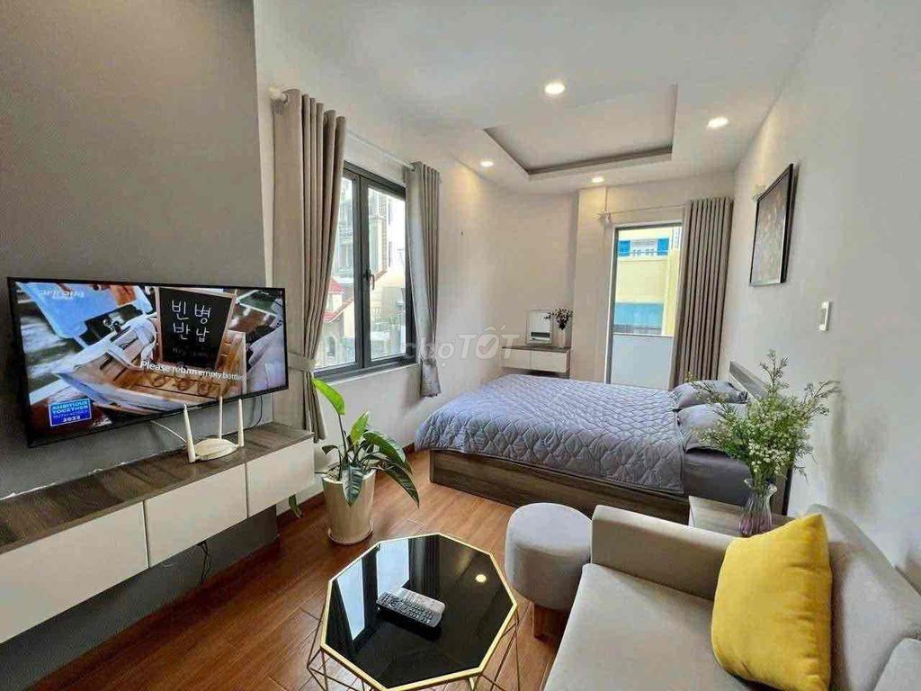 Rents a balcony studio 35 meters elevators downtown in 1st.
