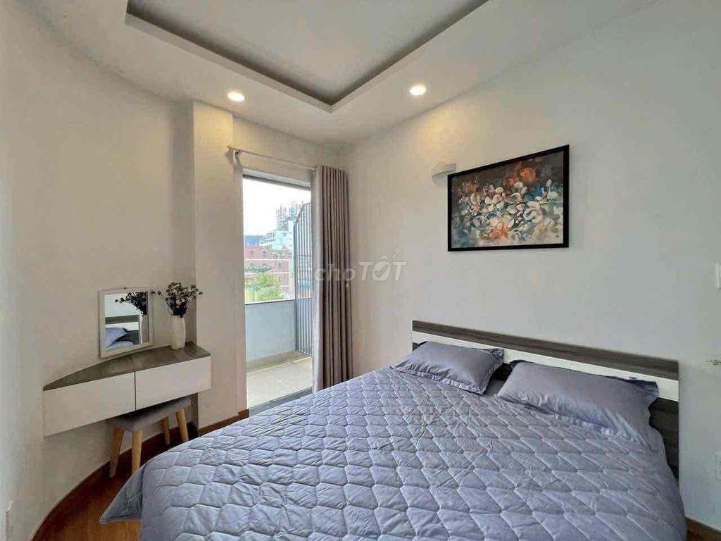Rents a balcony studio 35 meters elevators downtown in 1st.