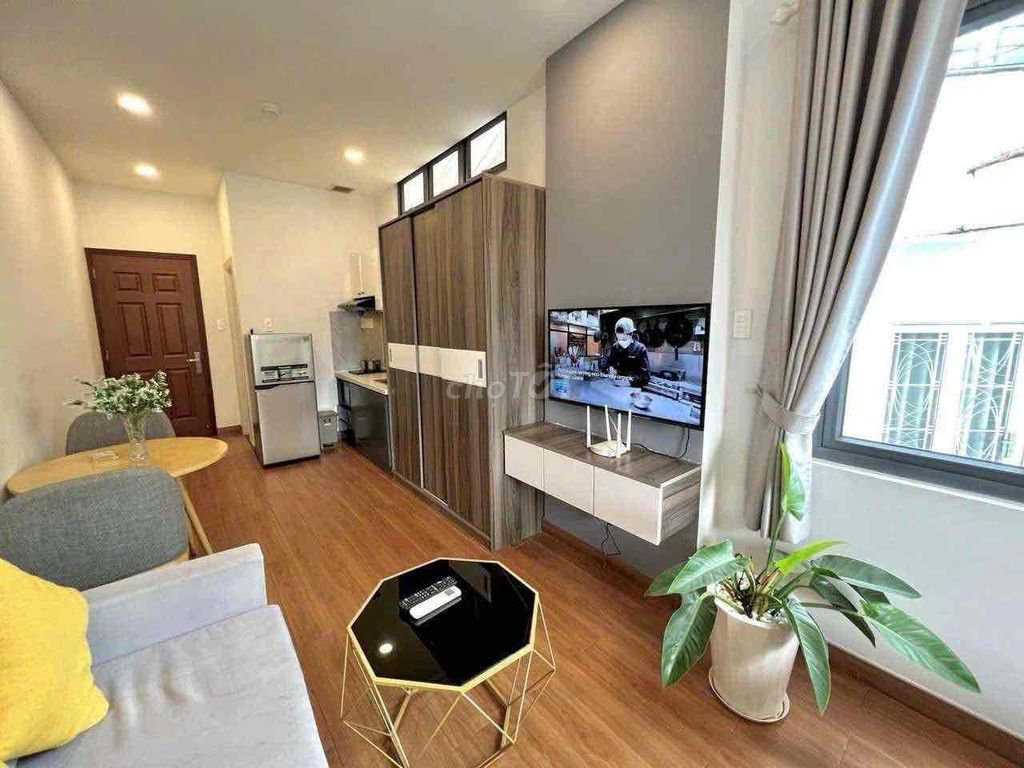 Rents a balcony studio 35 meters elevators downtown in 1st.