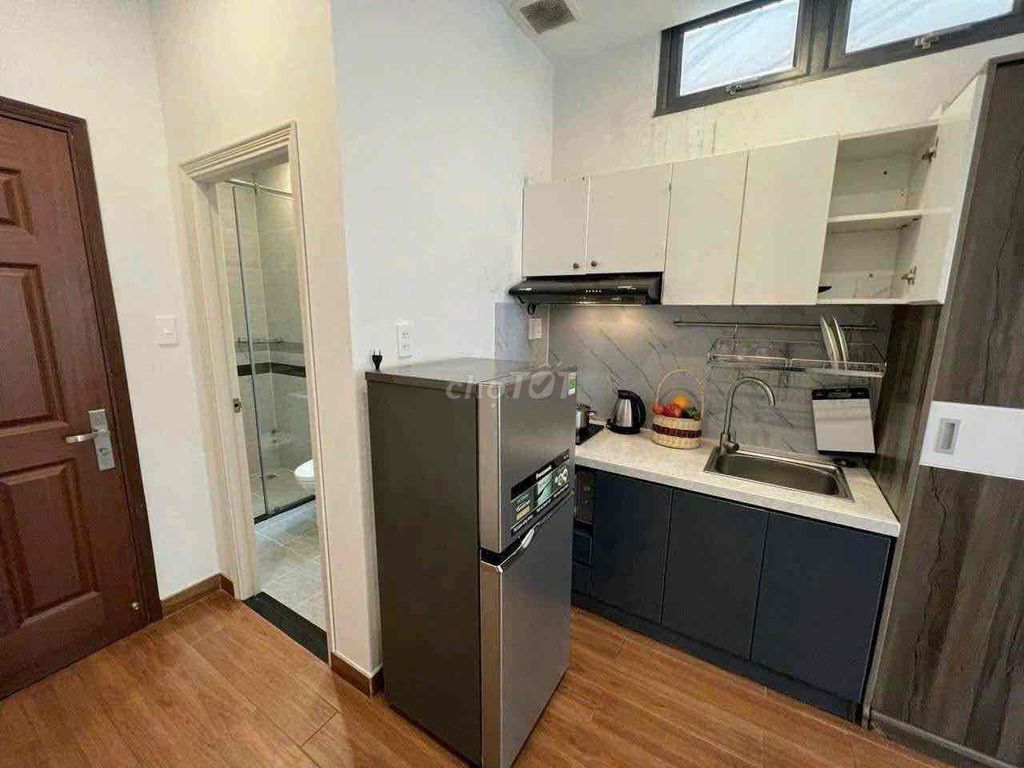 Rents a balcony studio 35 meters elevators downtown in 1st.