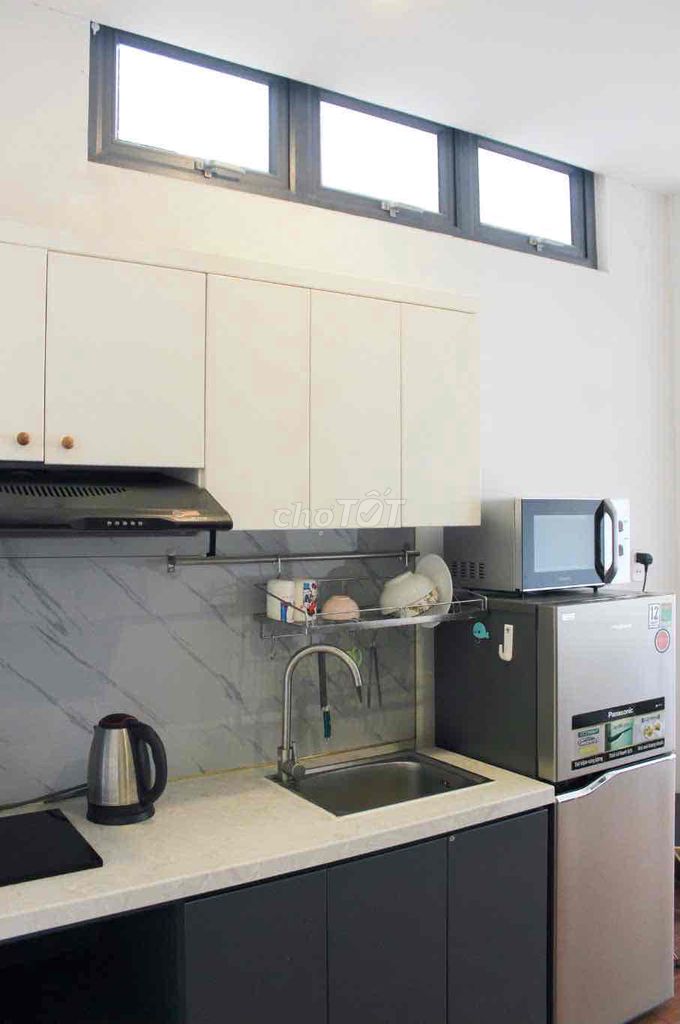 Rents a balcony studio 35 meters elevators downtown in 1st.