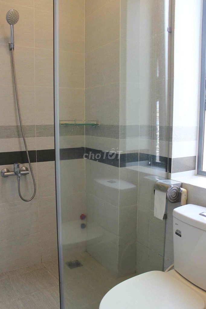 Rents a balcony studio 35 meters elevators downtown in 1st.