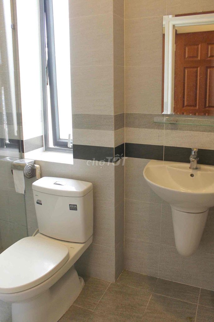Rents a balcony studio 35 meters elevators downtown in 1st.