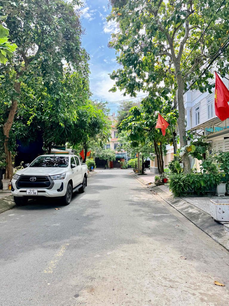 To rent the whole place. 4 floors 6 bedroom. area 4.20 meters x 20 meters. C1 Front
