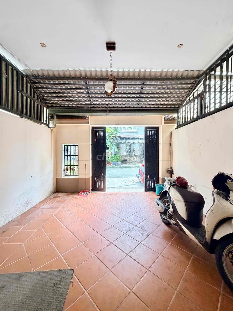 To rent the whole place. 4 floors 6 bedroom. area 4.20 meters x 20 meters. C1 Front