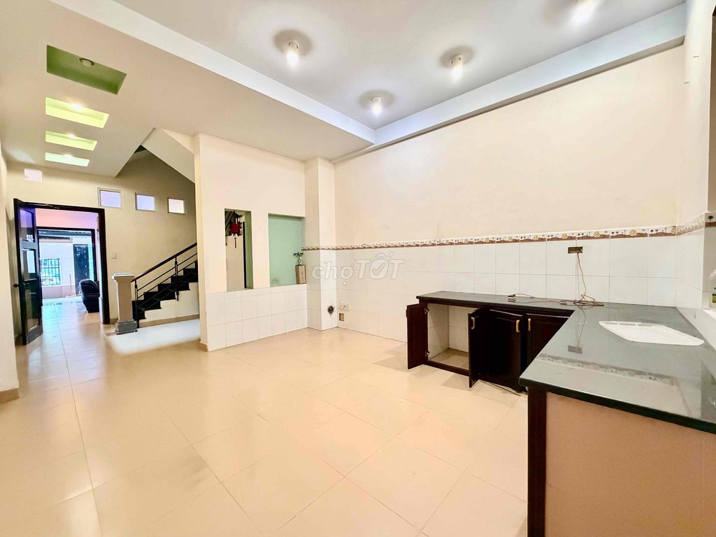 To rent the whole place. 4 floors 6 bedroom. area 4.20 meters x 20 meters. C1 Front