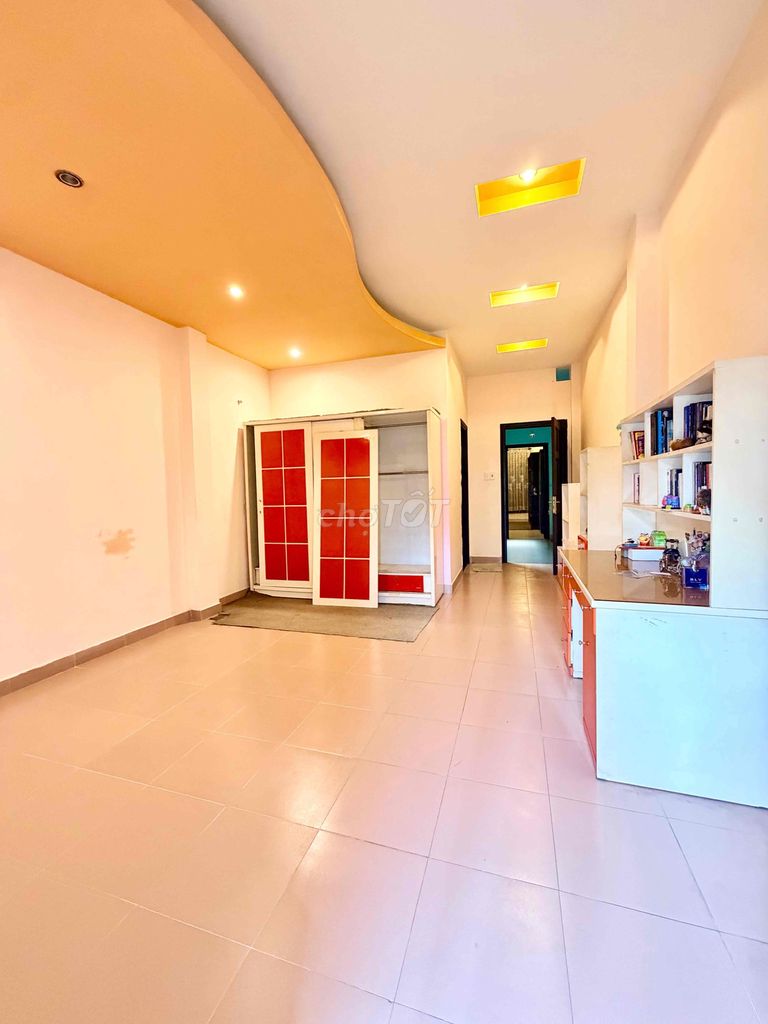 To rent the whole place. 4 floors 6 bedroom. area 4.20 meters x 20 meters. C1 Front