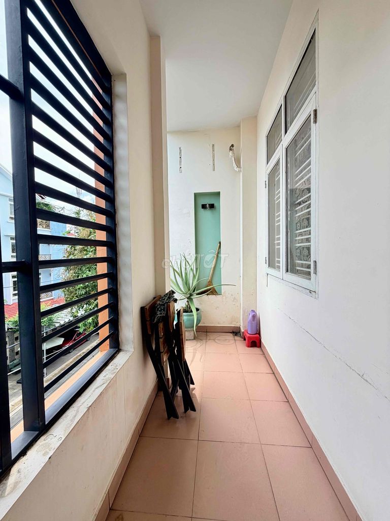 To rent the whole place. 4 floors 6 bedroom. area 4.20 meters x 20 meters. C1 Front