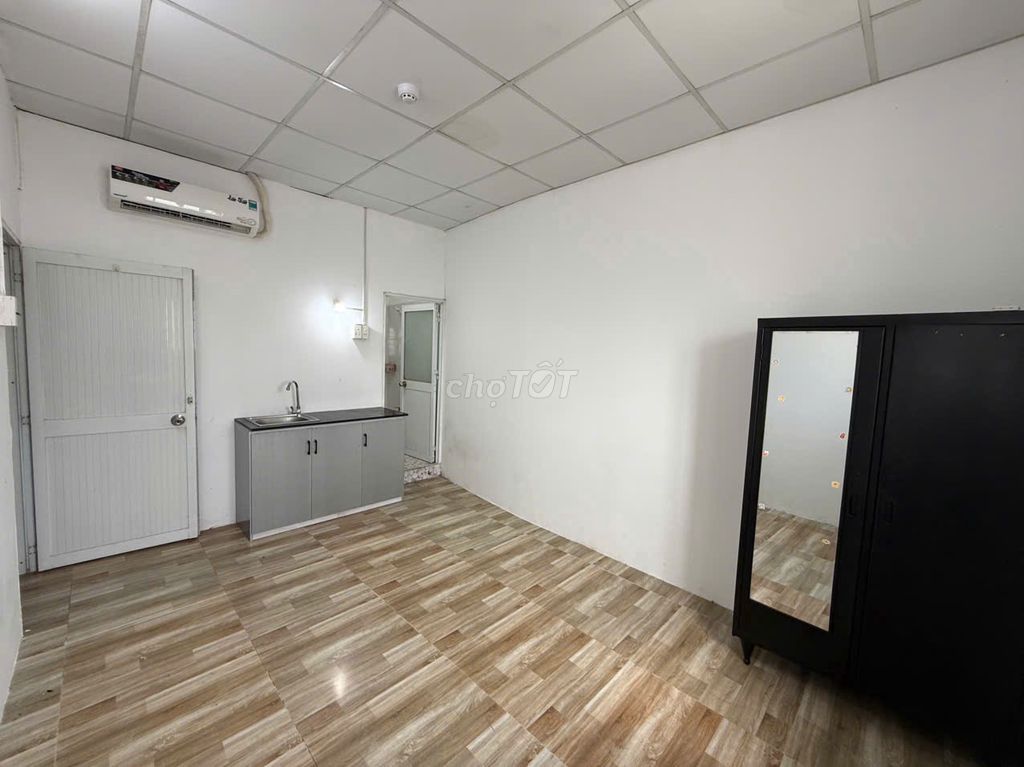 Pretty little studio right here in the vincom, - 20 M2 - full interior - free window