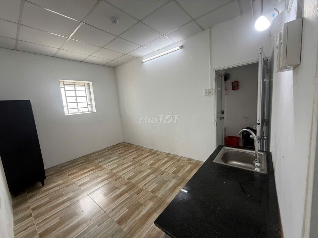 Pretty little studio right here in the vincom, - 20 M2 - full interior - free window