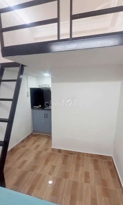 Beautiful little girl right here at the University of gtvt, outside of the trade - free window - 20 M2